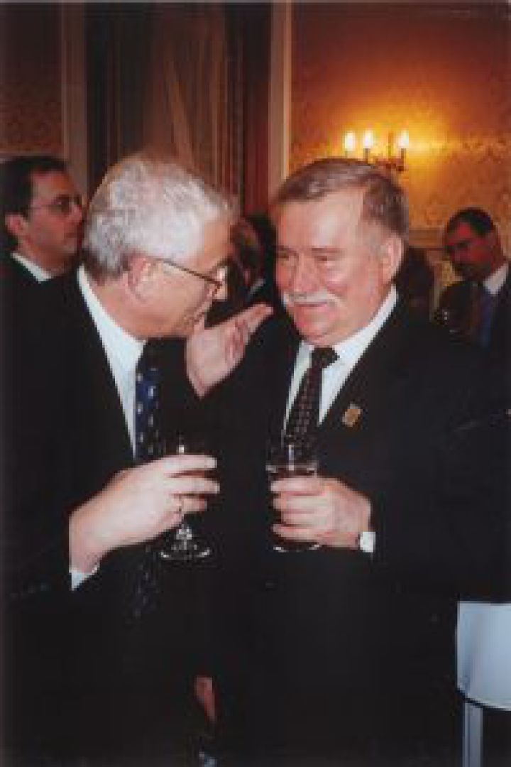 kt-z-walesa-e1495547246525-200x300.jpg